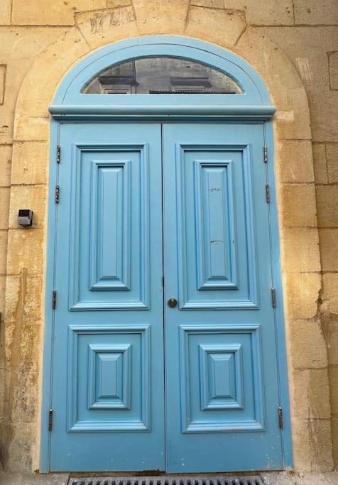 Traditional Townhouse On The Main Street In Valletta Blue Door エクステリア 写真